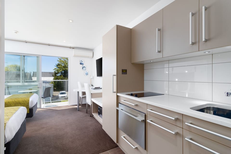 Executive Twin Spa Studio | Private kitchen | Espresso maker, coffee/tea maker, fridge, microwave