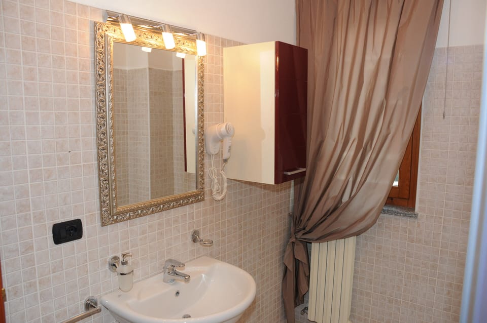 Studio, 2 Twin Beds | Bathroom | Shower, hair dryer, bidet, towels