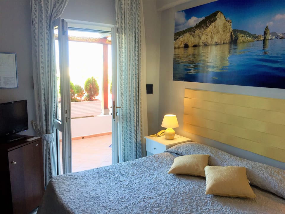Basic Double Room, Sea View | In-room safe, free WiFi, bed sheets, wheelchair access