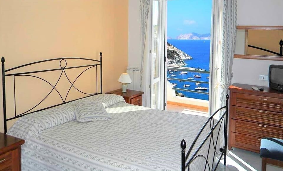 Superior Double Room, Sea View | In-room safe, free WiFi, bed sheets, wheelchair access