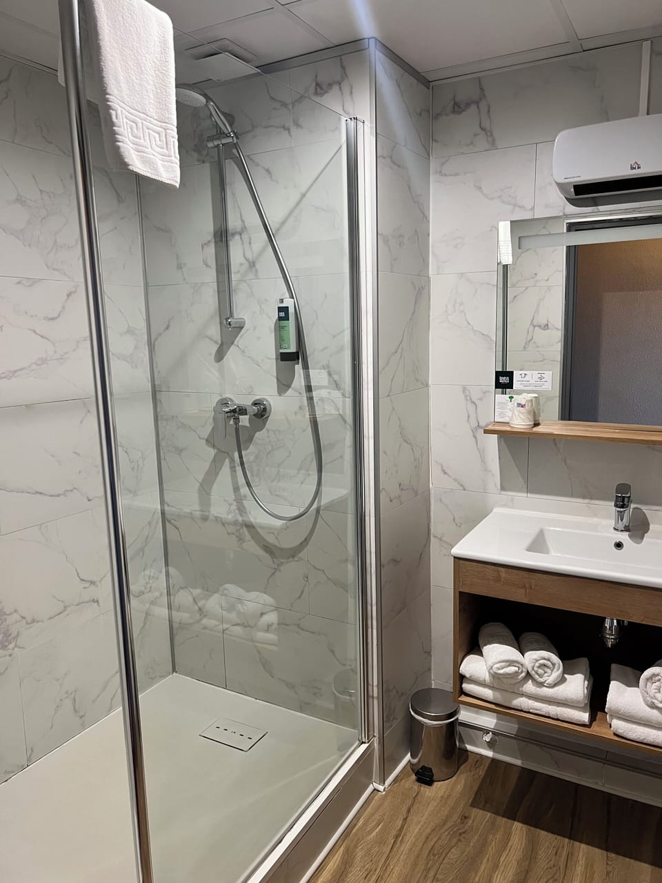 Superior Family Room Sea View | Bathroom | Combined shower/tub, hair dryer, towels