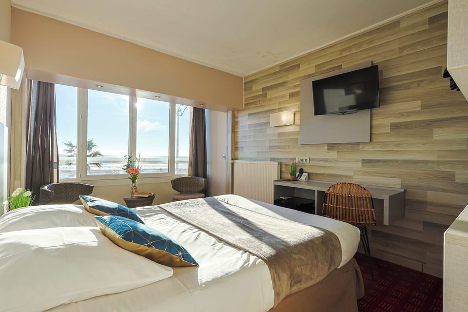 Superior Double Room, Sea View | Minibar, in-room safe, desk, soundproofing