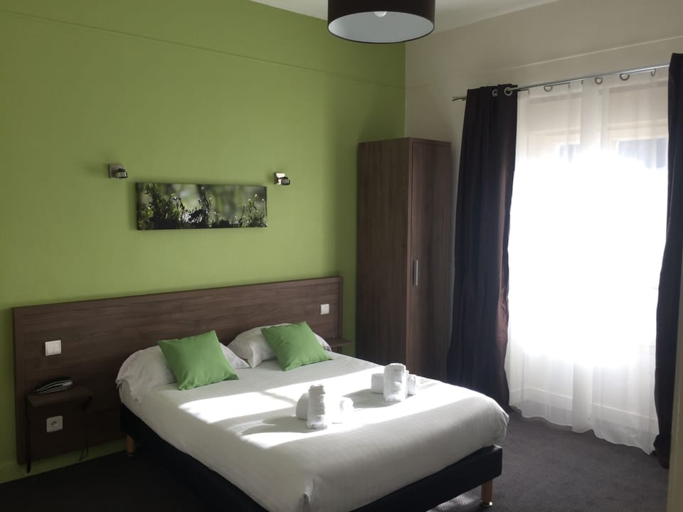 Double Room | In-room safe, desk, iron/ironing board, free WiFi