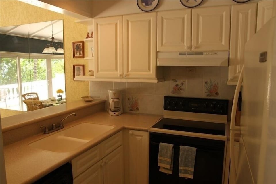 Fully Appointed Kitchen - Includes all Utensils and Dishwasher