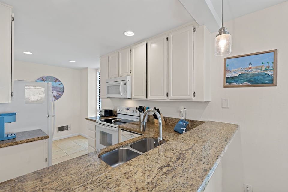 A fully equipped kitchen perfect for preparing delicious meals.