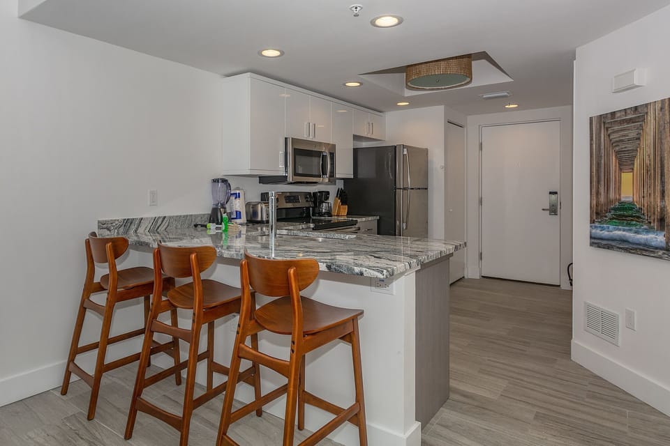 Counter Top Seats and Additional Three People
