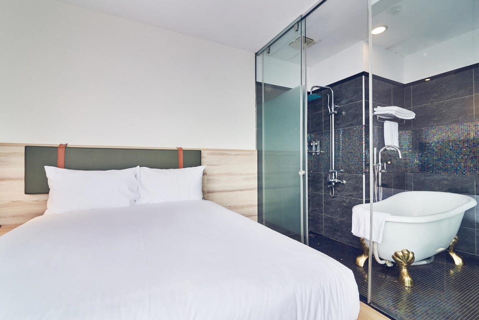 Deluxe Double Room | Laptop workspace, blackout drapes, soundproofing, free WiFi