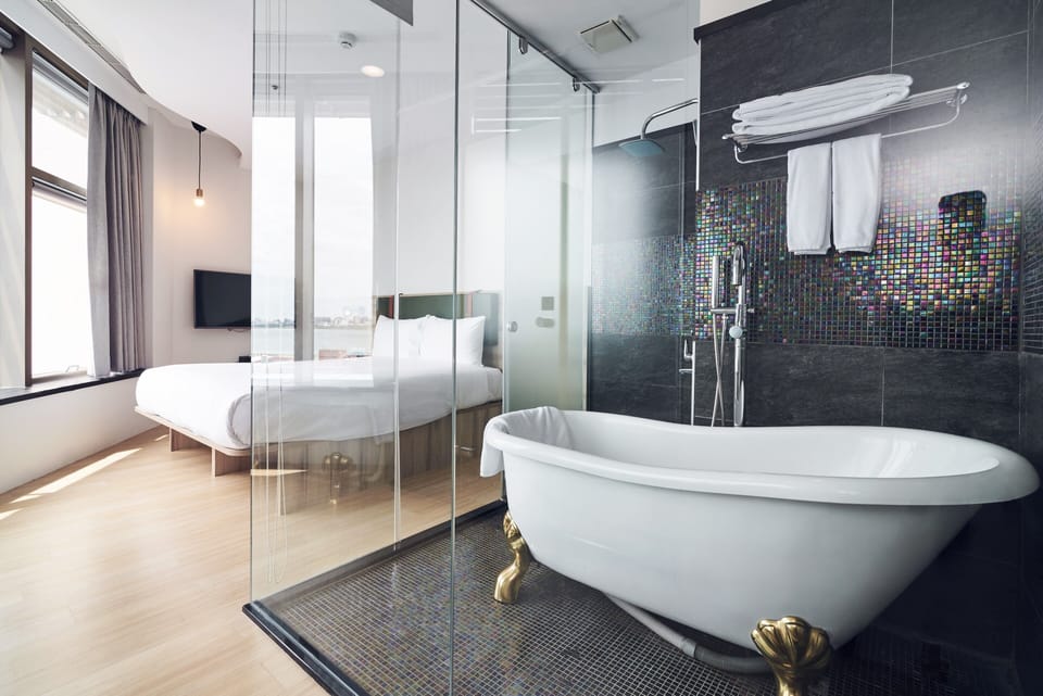 Deluxe Double Room | Bathroom | Shower, rainfall showerhead, hair dryer, towels