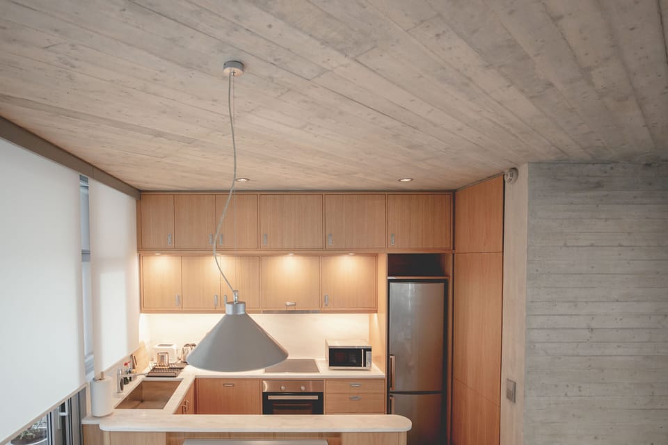 Full-size fridge, microwave, oven, stovetop