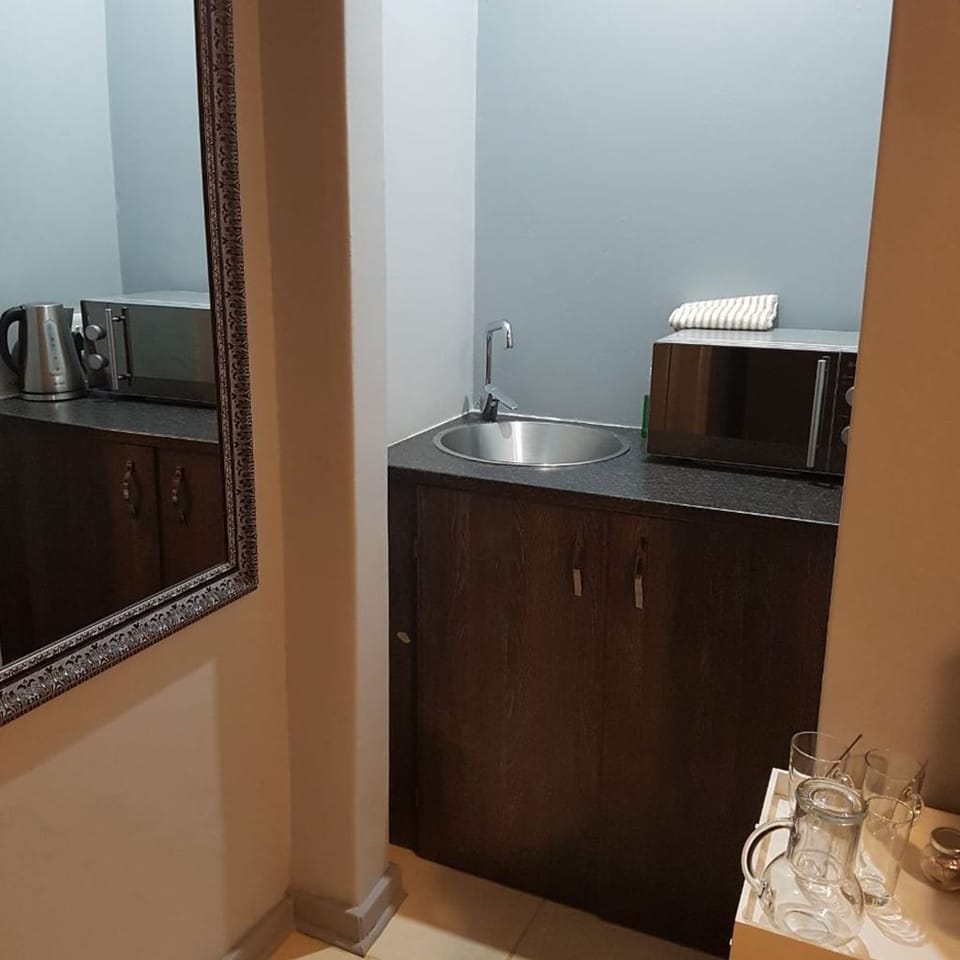 Triple Room | Private kitchenette | Mini-fridge, microwave, electric kettle, cookware/dishes/utensils