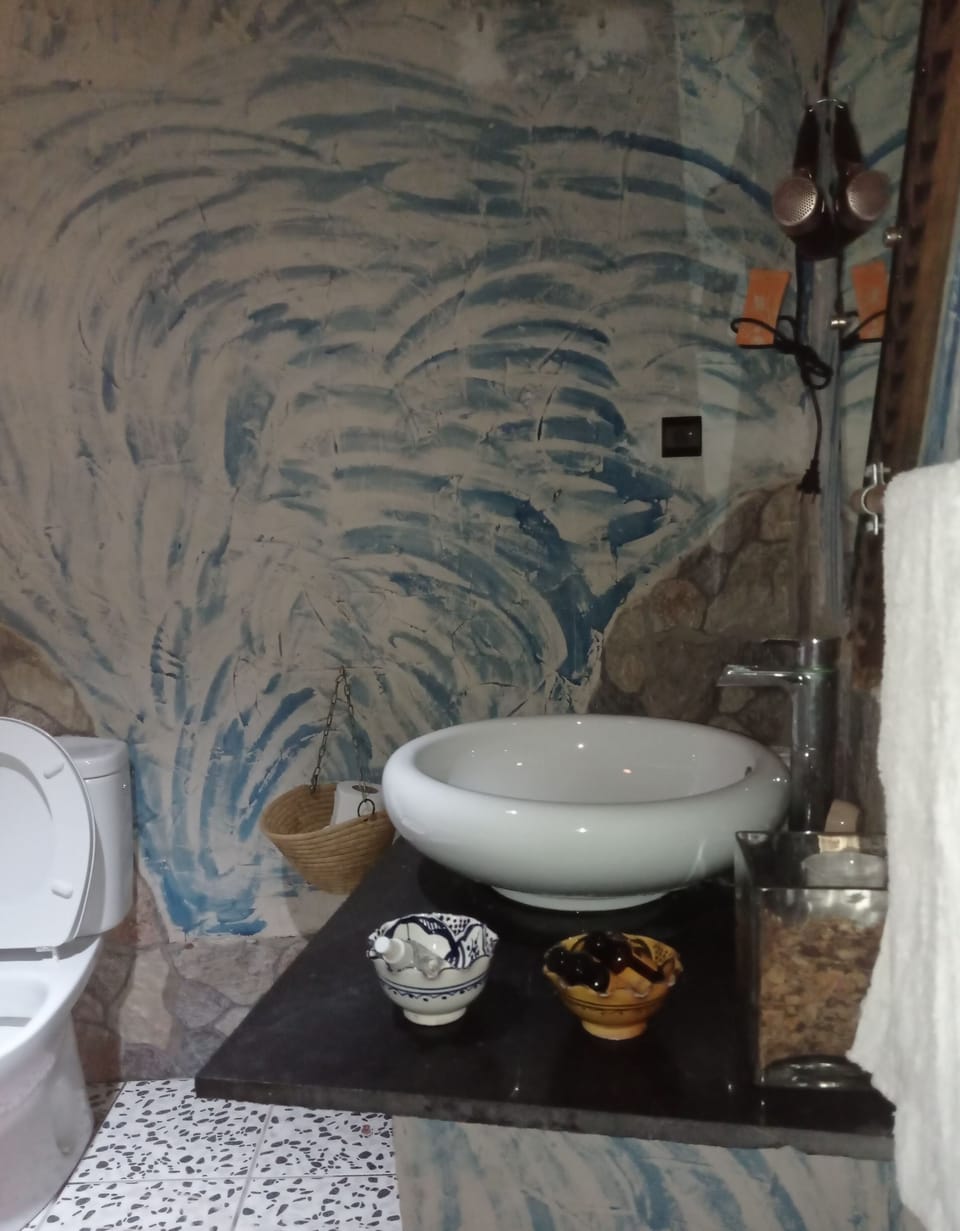Standard Double Room | Bathroom | Shower, rainfall showerhead, free toiletries, slippers