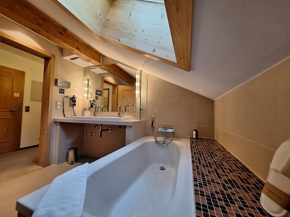 Suite, Balcony, Mountain View (Muenchen) | Bathroom | Free toiletries, hair dryer, slippers, towels