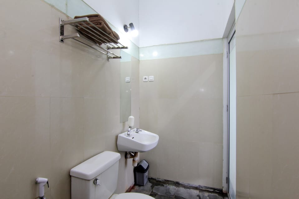 Standard Room | Bathroom | Shower, rainfall showerhead, towels