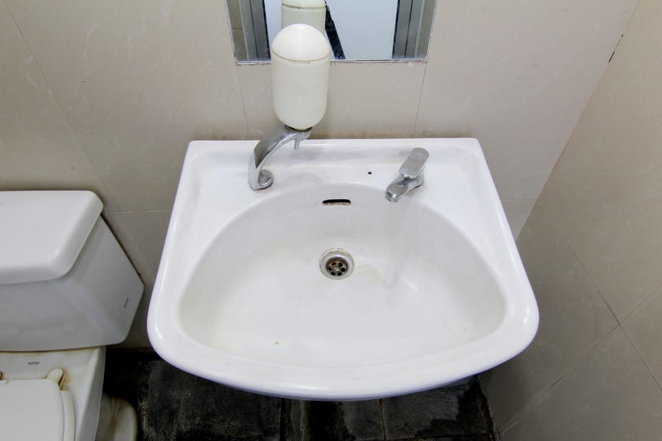 Standard Room | Bathroom | Shower, rainfall showerhead, towels