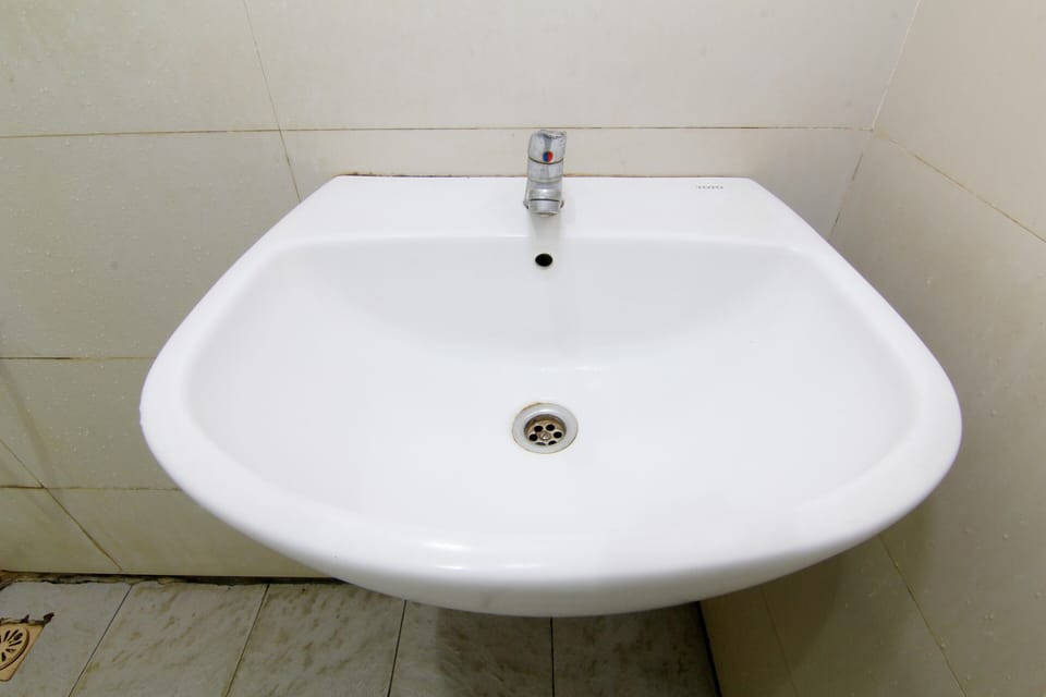 Standard Room | Bathroom | Shower, rainfall showerhead, towels