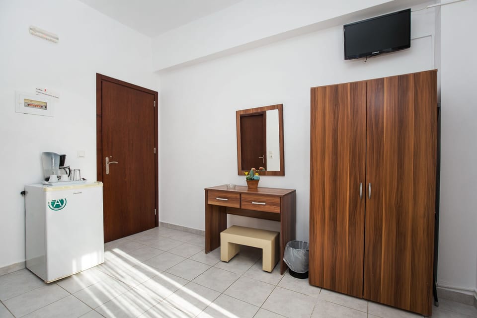 Double Room, Sea View, Beachside | In-room safe, laptop workspace, soundproofing, iron/ironing board