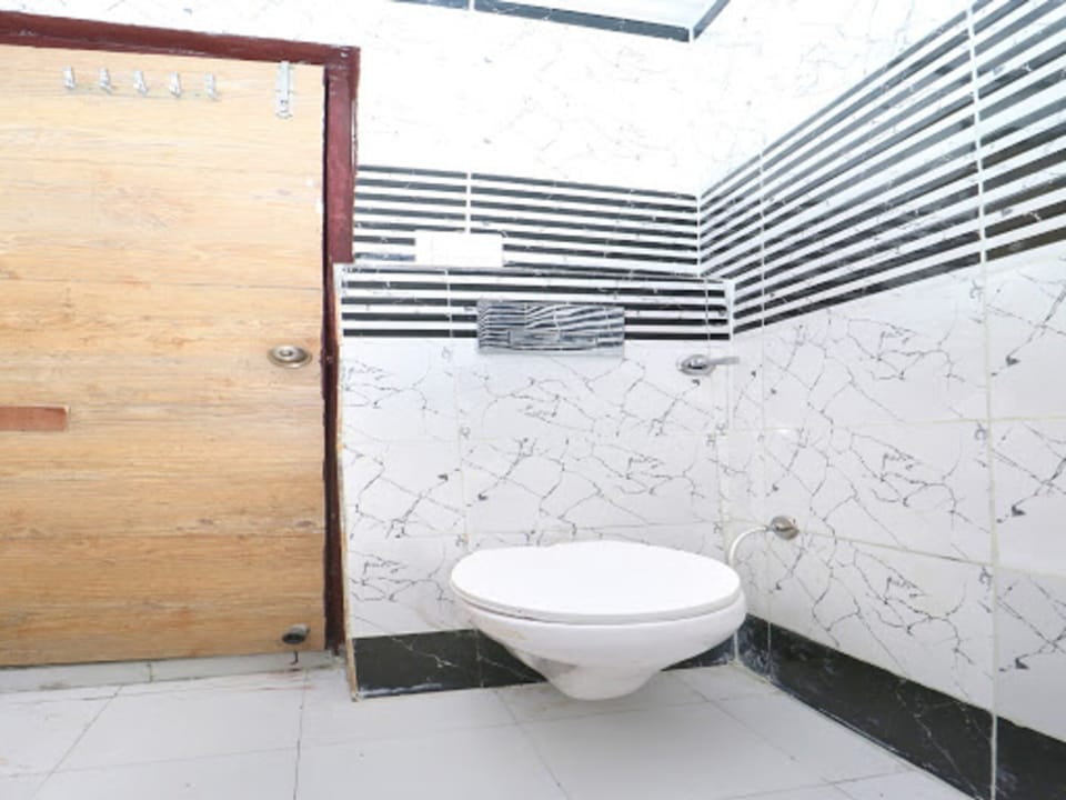 Double or Twin Room | Bathroom | Free toiletries, towels