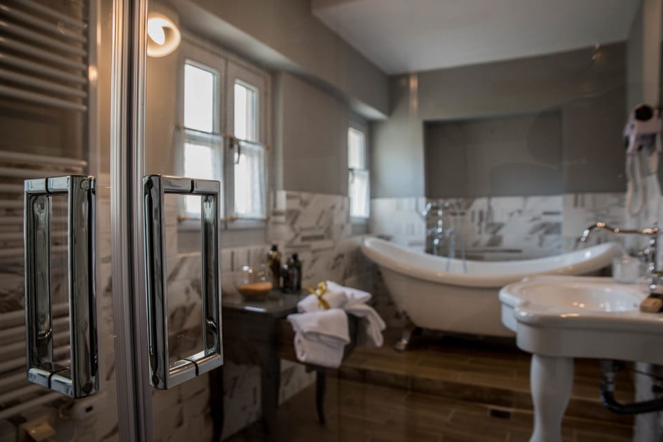 Deluxe Suite, 1 Bedroom, Bathtub, Executive Level | Bathroom | Free toiletries, hair dryer, slippers, towels