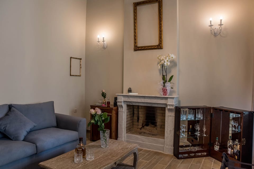 Deluxe Suite, 1 Bedroom, Bathtub, Executive Level | Living area | 32-inch Smart TV with digital channels, TV, Netflix