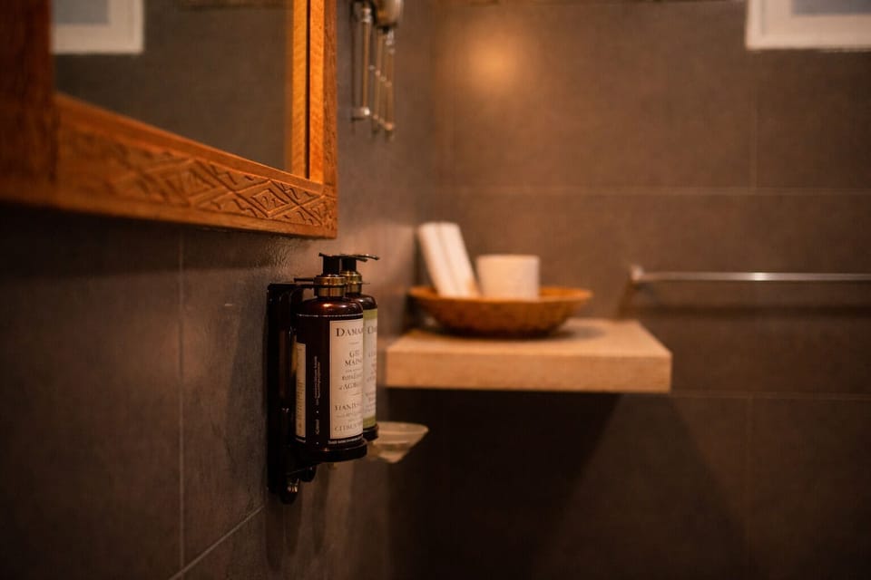 Combined shower/tub, rainfall showerhead, free toiletries, hair dryer