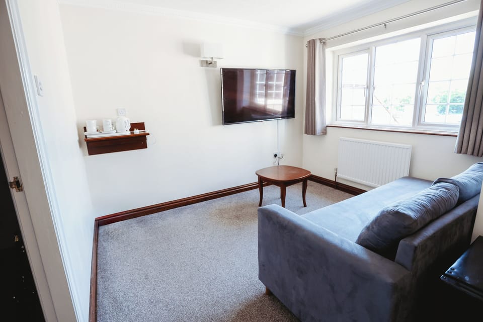 Family Room | Desk, laptop workspace, iron/ironing board, free WiFi
