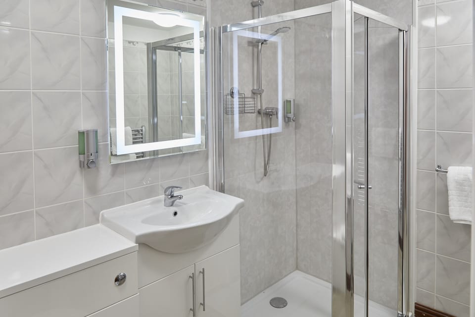 Double Room, 1 Double Bed | Bathroom | Shower, hair dryer, towels