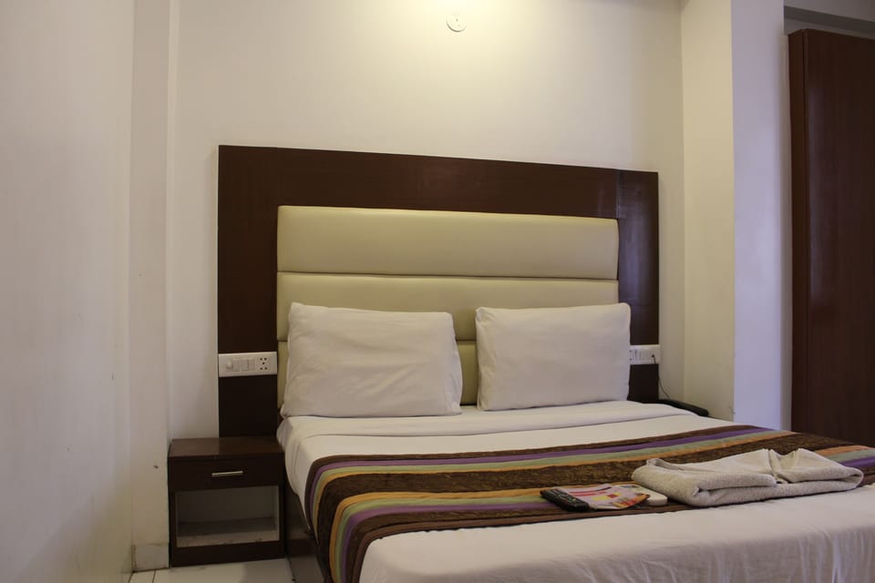 Deluxe Room, 1 King Bed | Soundproofing, rollaway beds, free WiFi