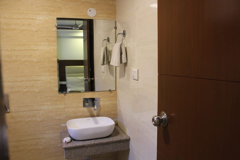 Deluxe Room, 1 King Bed | Bathroom