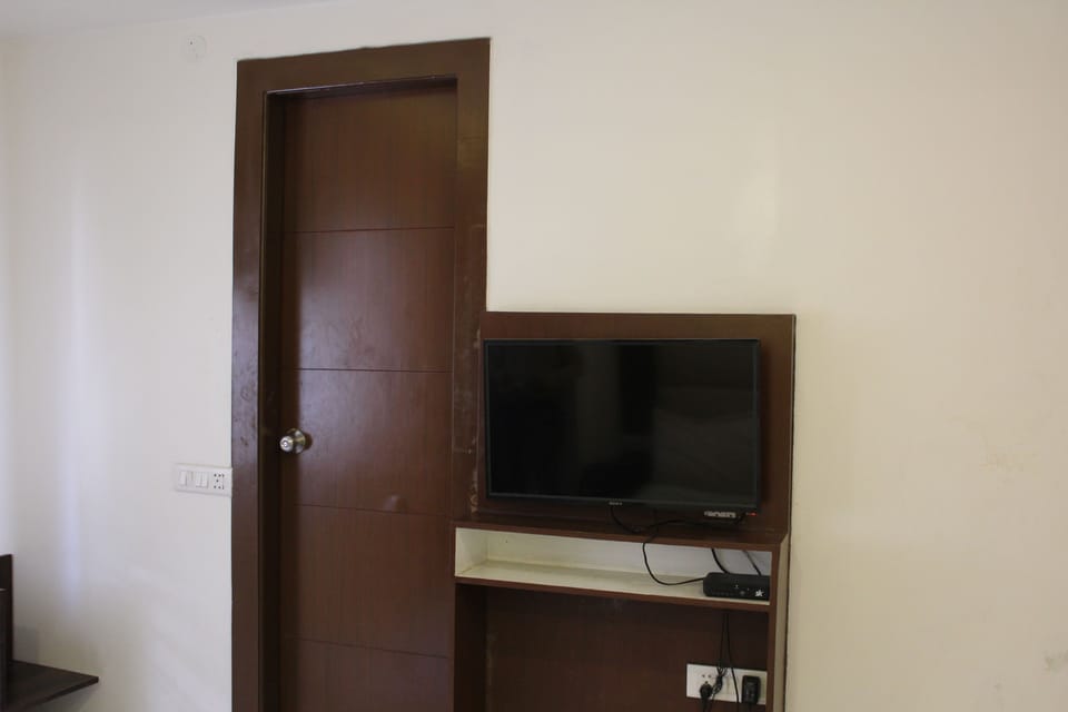 Deluxe Room, 1 King Bed | Soundproofing, rollaway beds, free WiFi