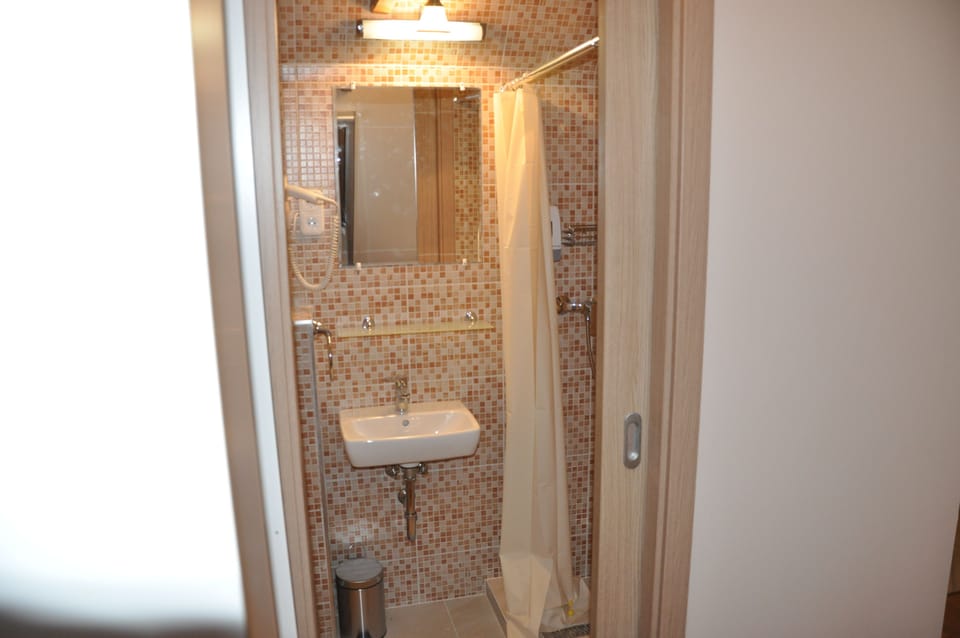 Economy Room, 1 Double Bed | Bathroom | Deep soaking tub, free toiletries, hair dryer, towels