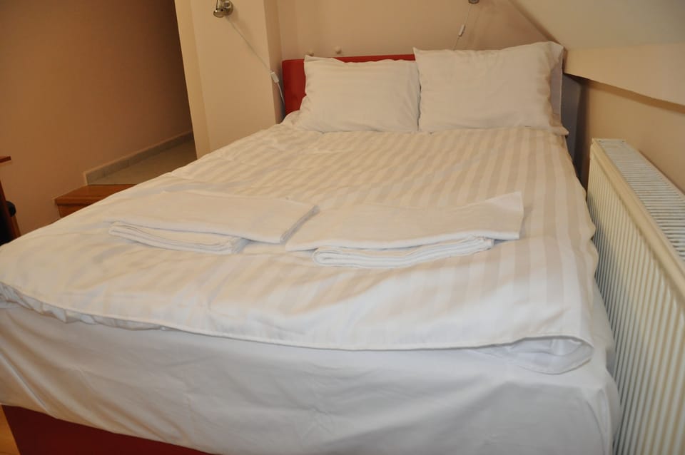 Family Room, Multiple Beds | Premium bedding, pillowtop beds, minibar, in-room safe