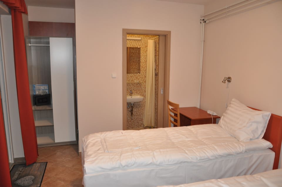 Standard Room, 2 Twin Beds, Courtyard View | Bathroom | Deep soaking tub, free toiletries, hair dryer, towels