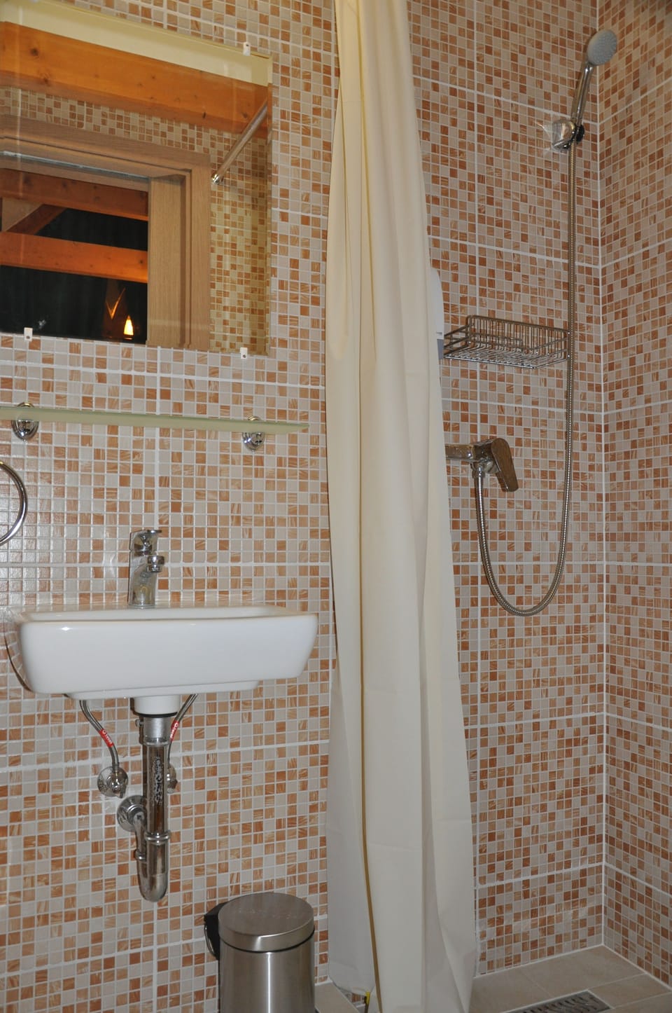 Standard Room, 1 Double Bed | Bathroom | Deep soaking tub, free toiletries, hair dryer, towels