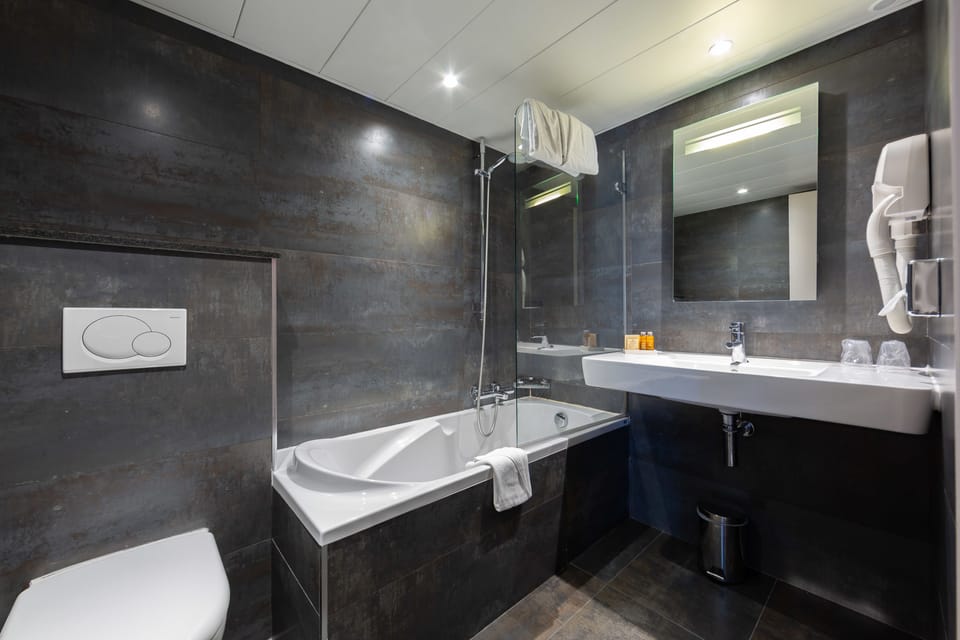 Triple Room | Bathroom | Hair dryer, towels