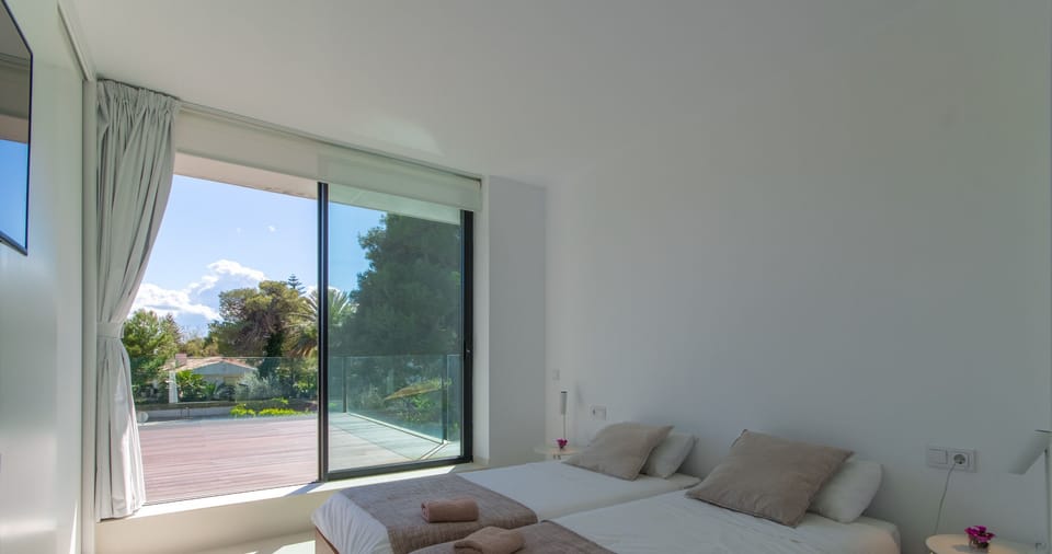 Double bedroom with single beds