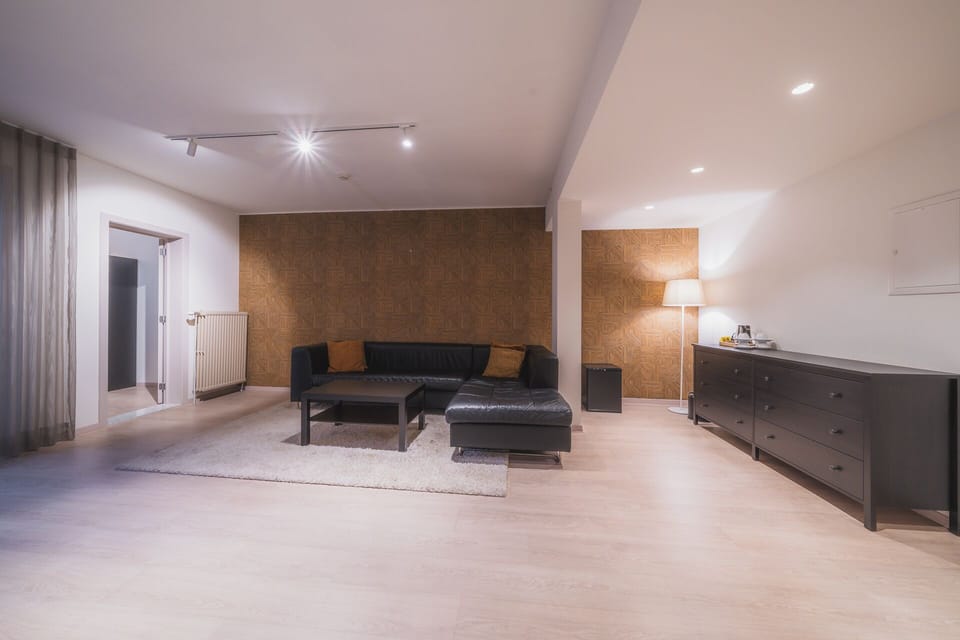 Family Suite (Large) | Living area | 32-inch TV with cable channels