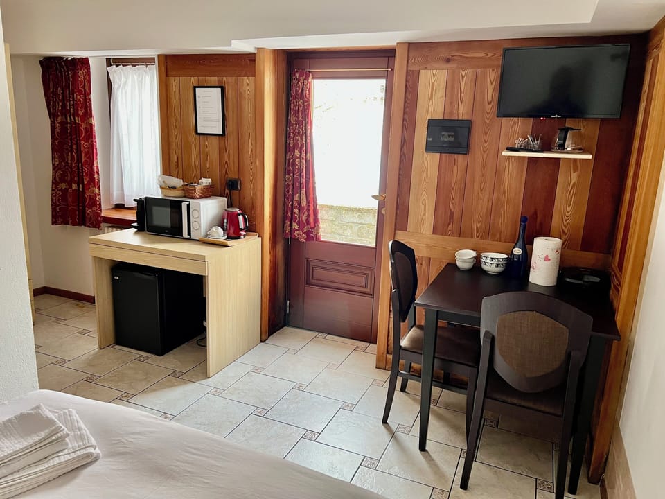 Comfort Double Room | Down comforters, minibar, in-room safe, desk