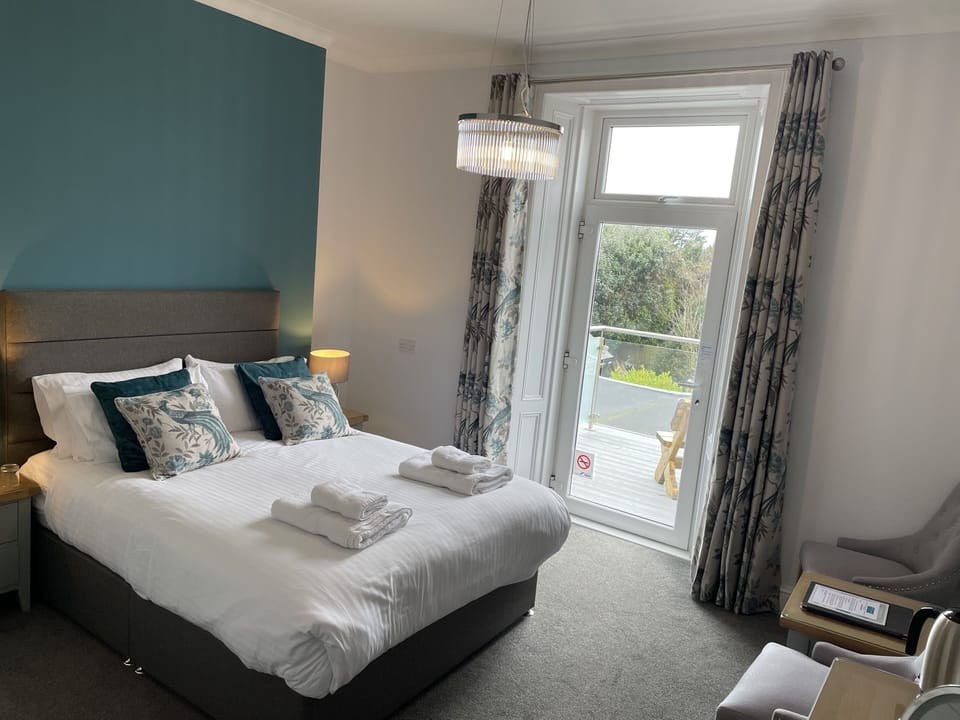 Superior Room, 1 Double Bed, Balcony, Sea View | Individually decorated, individually furnished, desk, iron/ironing board