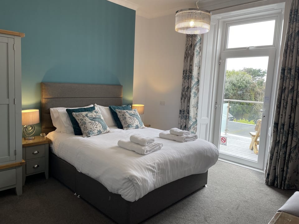 Superior Room, 1 Double Bed, Balcony, Sea View | Individually decorated, individually furnished, desk, iron/ironing board
