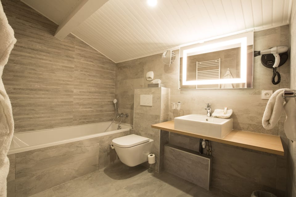 Family Quadruple Room | Bathroom | Hair dryer, towels