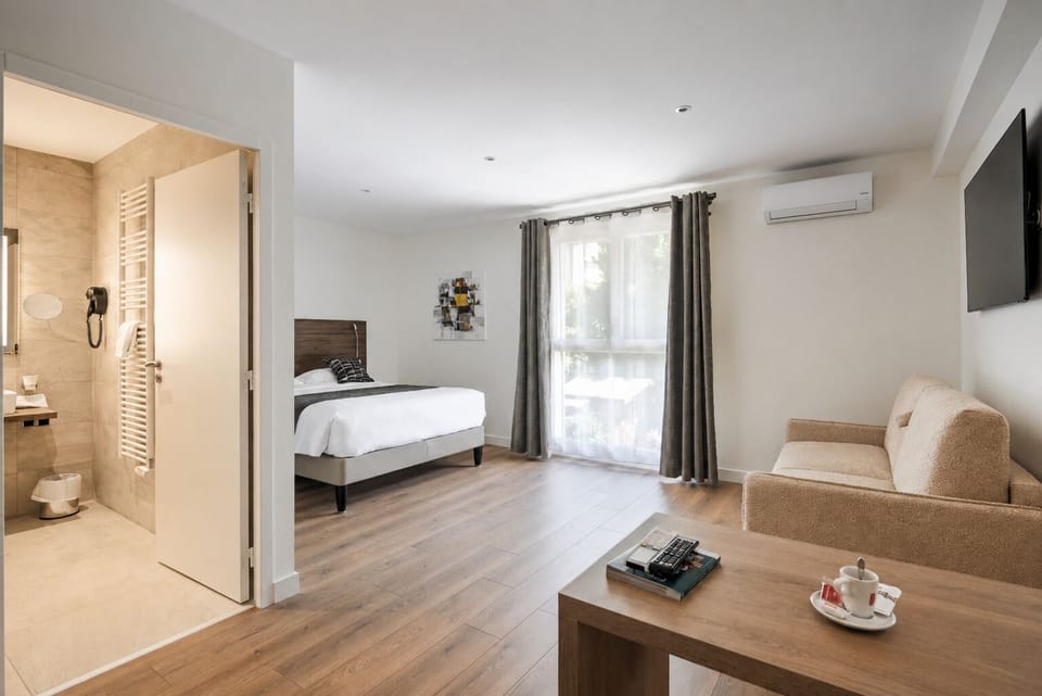 Family Room | Desk, soundproofing, iron/ironing board (on request), WiFi (free)