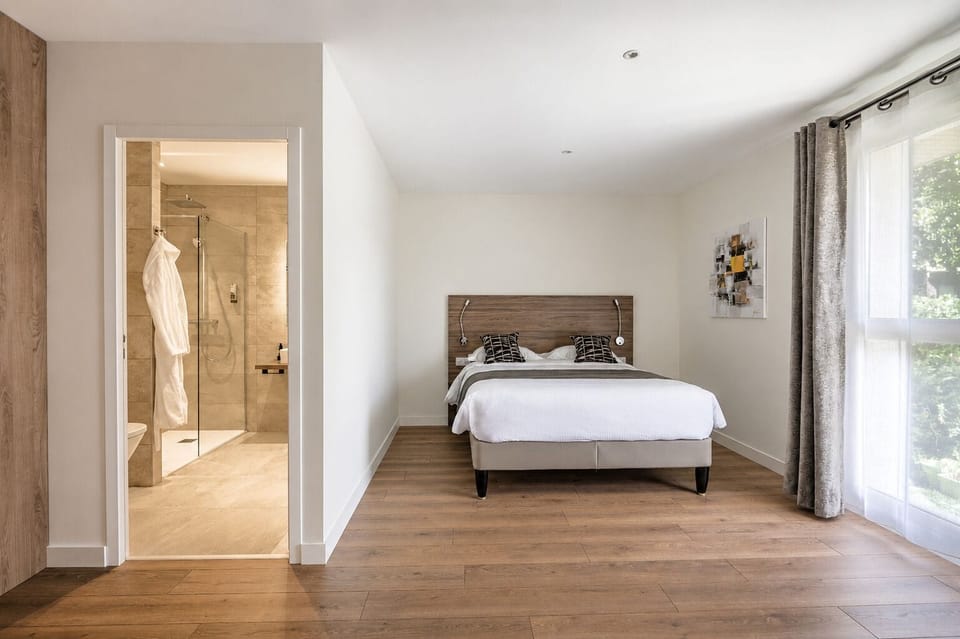 Family Room | Desk, soundproofing, iron/ironing board (on request), WiFi (free)