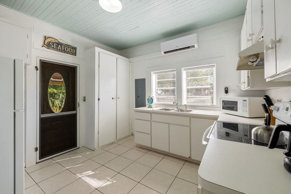 Plenty of kitchen storage space!