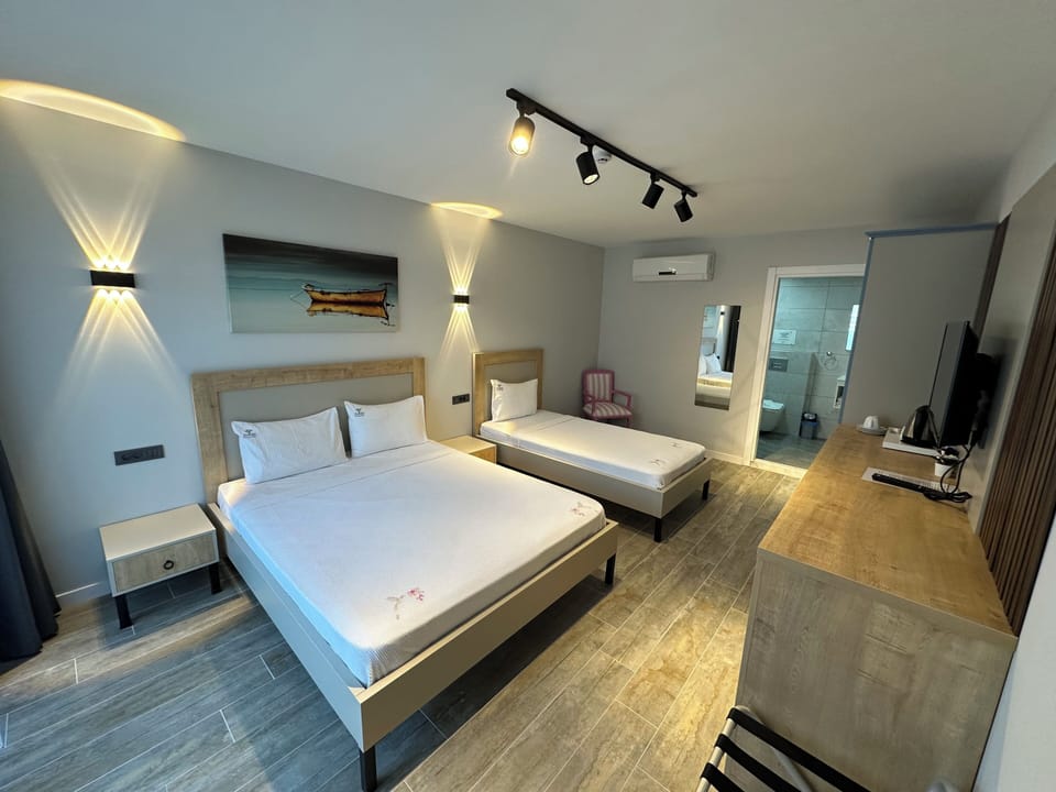 Standard Room, Pool View | Minibar, in-room safe, desk, blackout drapes