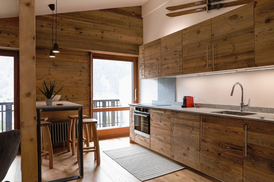Fully equipped kitchen with granite worktops