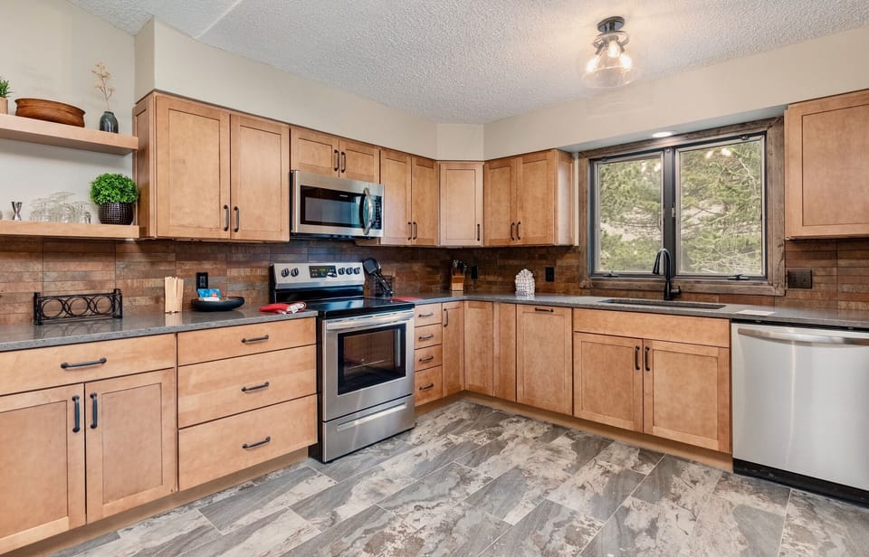 Room, Indoors, Oven, Flooring, Kitchen