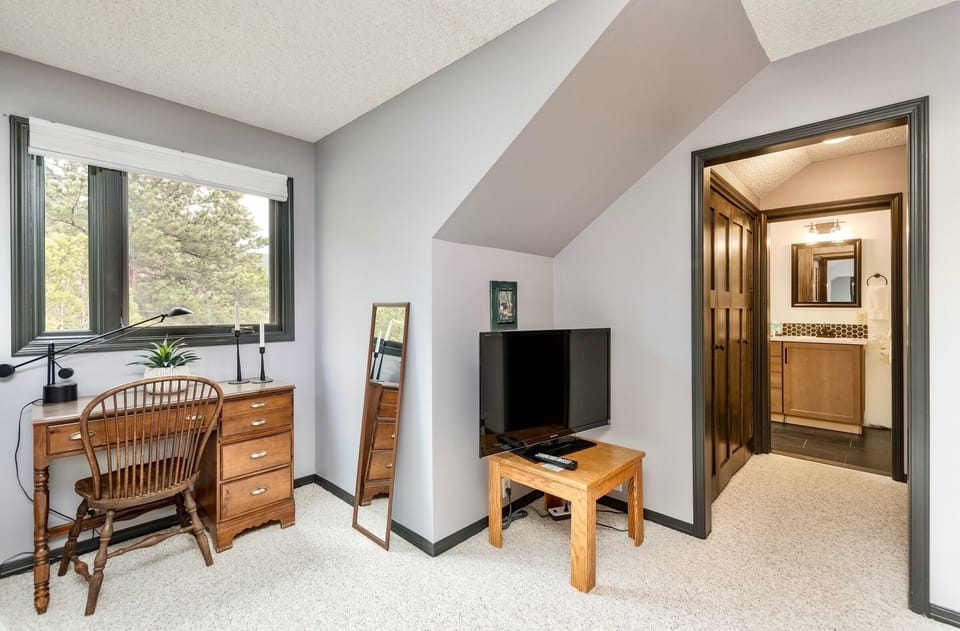 Flooring, Living Room, Indoors, Room, Screen