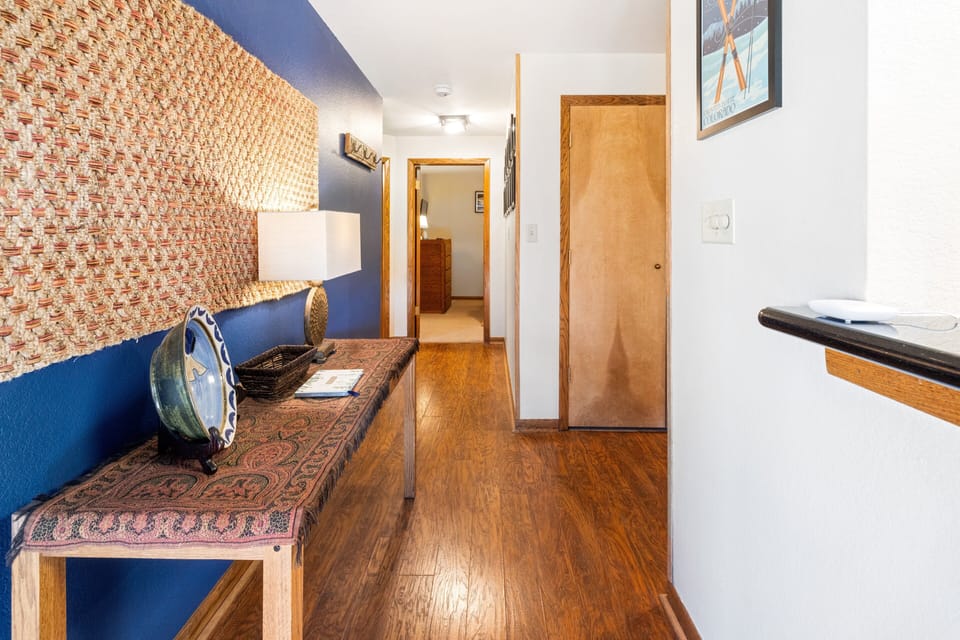 Floor, Flooring, Indoors, Hardwood, Furniture