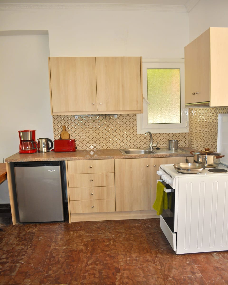 Kitchen: electric cooker, fridge, coffee maker, water heater, toaster, ...