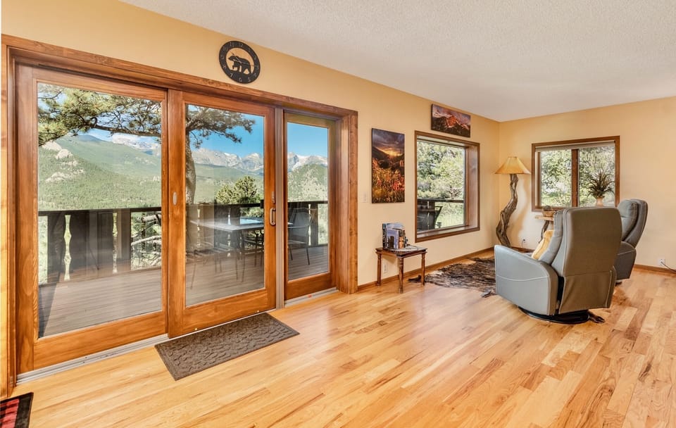 Flooring, Floor, Hardwood, Indoors, Living Room